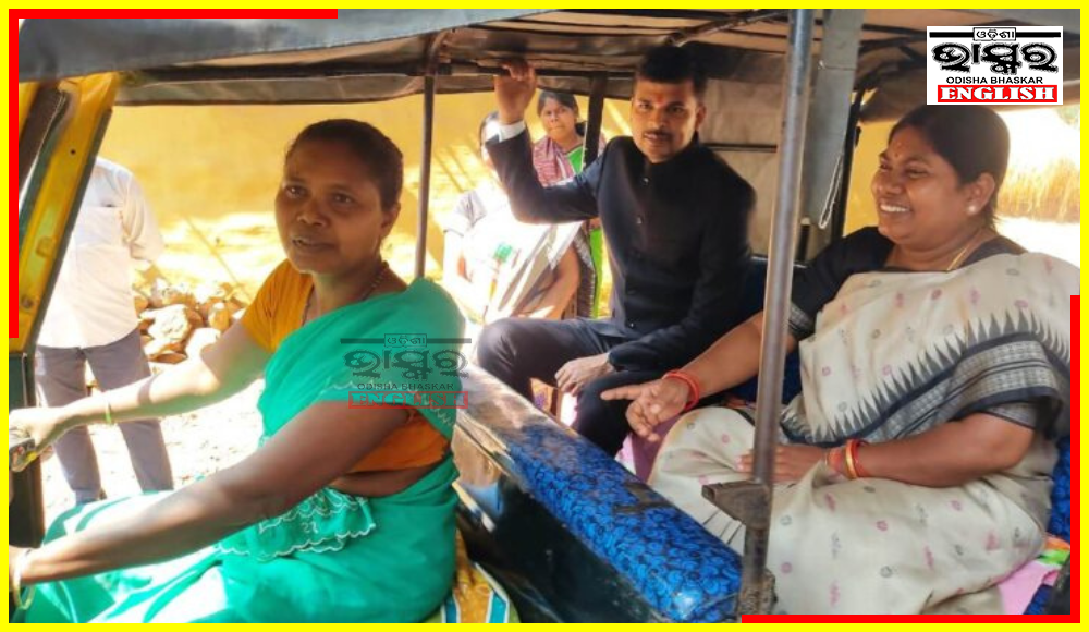 Odisha Minister & DM Ride Auto-Rickshaw Driven by Woman on Republic Day