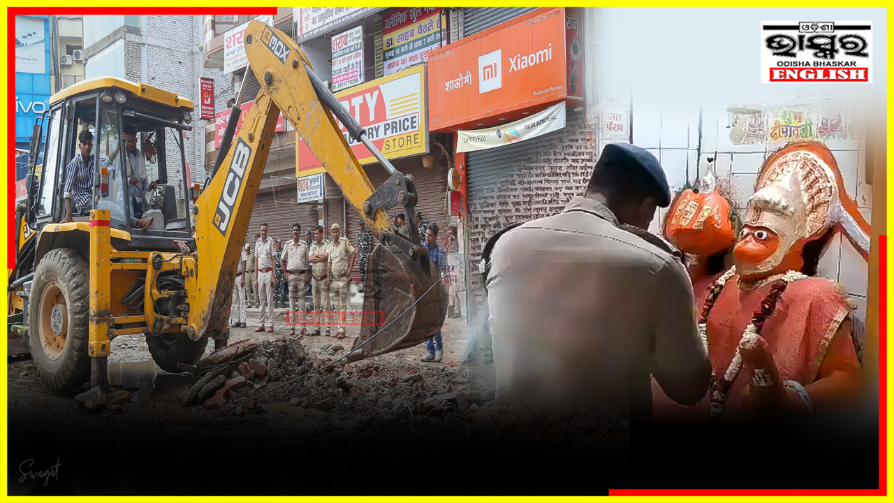 WATCH: Delhi Cop Offers Prayers at Hanuman Temple Moments Before Demolition