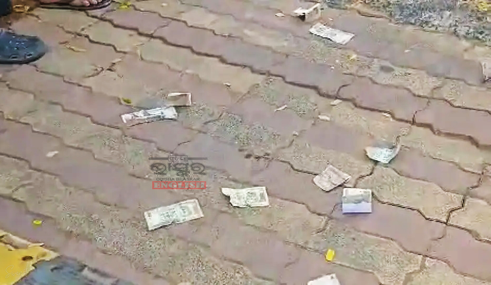 Disgruntled Customers Throw Torn Notes at RBI Office in Bhubaneswar