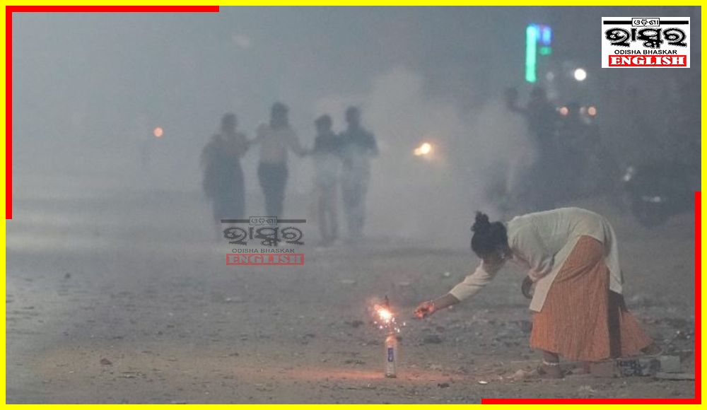 AQI Takes A Toll: Delhi Police Register Over 100 Cases for Diwali Firecracker Violations Despite Ban